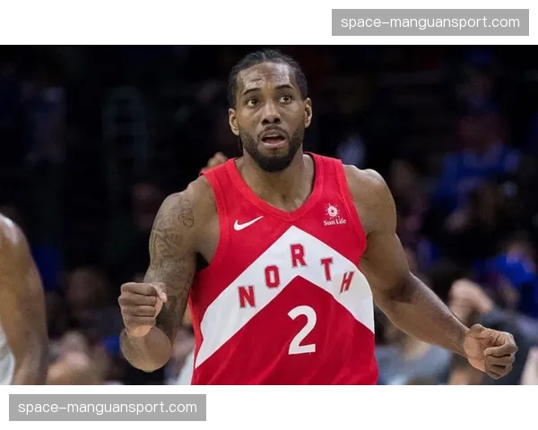 玛雅·摩尔现身山猫队训练场，指导年轻锋线球员